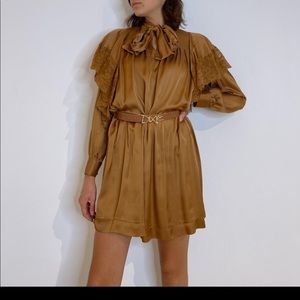 DIXIE
BELTED DRESS WITH LACE RUFFLES IN COGNAC